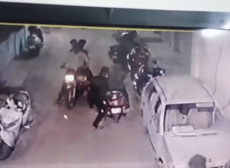 स्कूटी और बाइक पर आए बदमाशों का CCTV फुटेज भी सामने आया है।