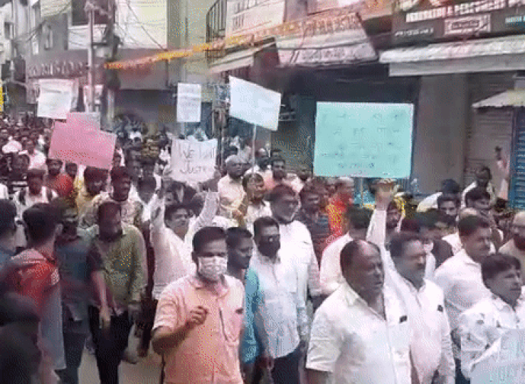 मर्डर के विरोध में बेगम बाजार के व्यापारियों ने अपनी दुकानें बंद कर रैली भी निकाली।