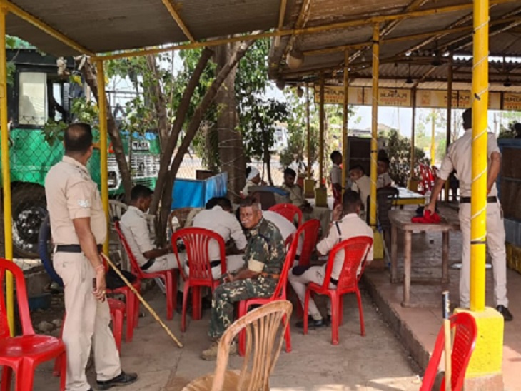 तोड़फोड़ के बाद मौके पर तैनात फोर्स।