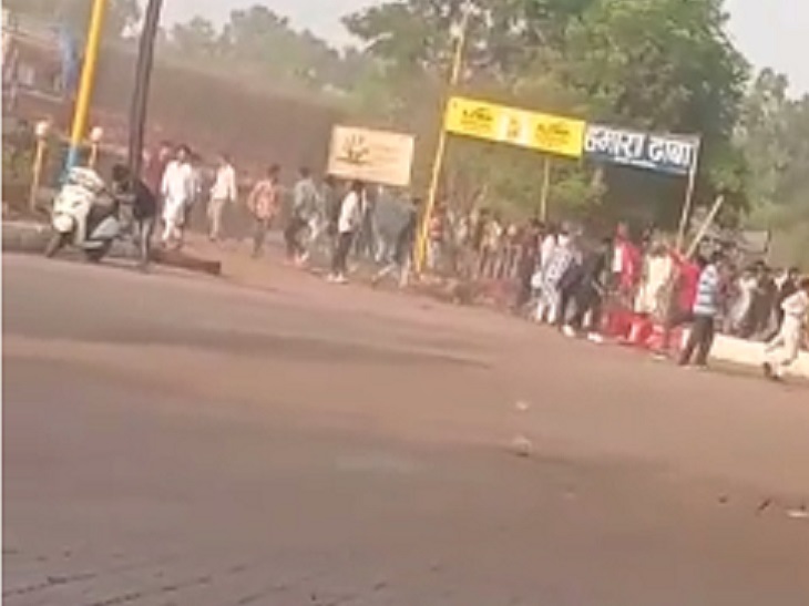 ढाबे में तोड़फोड़ करते उपद्रवी।