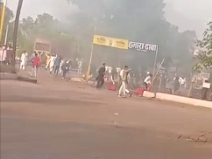 उपद्रवी एक घंटे तक तोड़फोड़ करते रहे और भाग निकले।