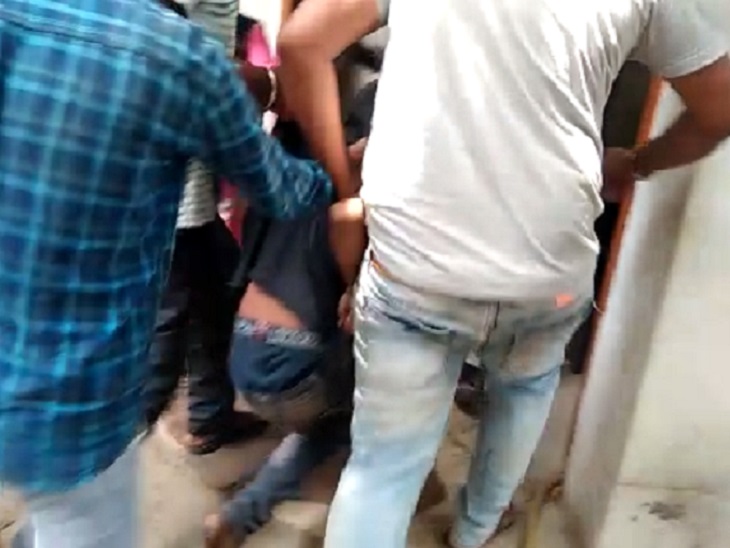 आरोपी नाबालिग को पकड़ कर चौकी लाए लोग।