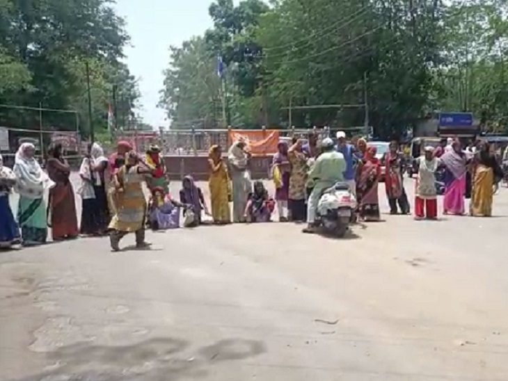 गुस्साई महिलाओं ने सड़क पर लगाया जाम।