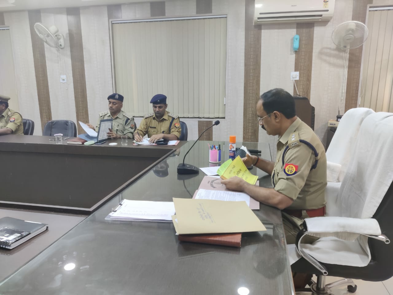 उन्नाव में बढ़ते अपराध को लेकर एसपी ने की बैठक।
