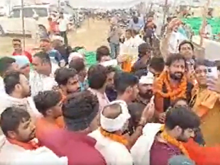 पहरावर में नवीन जयहिंद का स्वागत करते लोग।