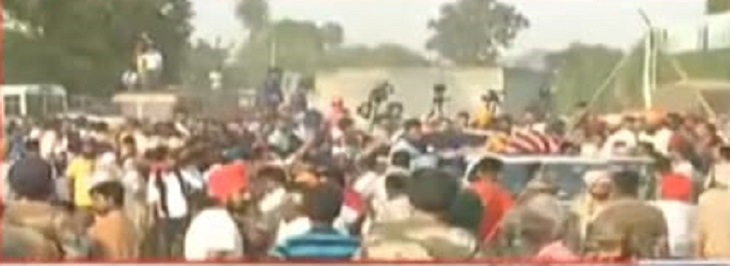 बैरमपुर चंबोवाल गांव में घटनास्थाल पर मौजूद लोग।