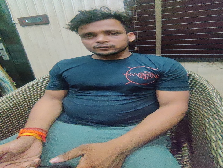 पीड़ित नीरज, आपबीती बताता हुआ।