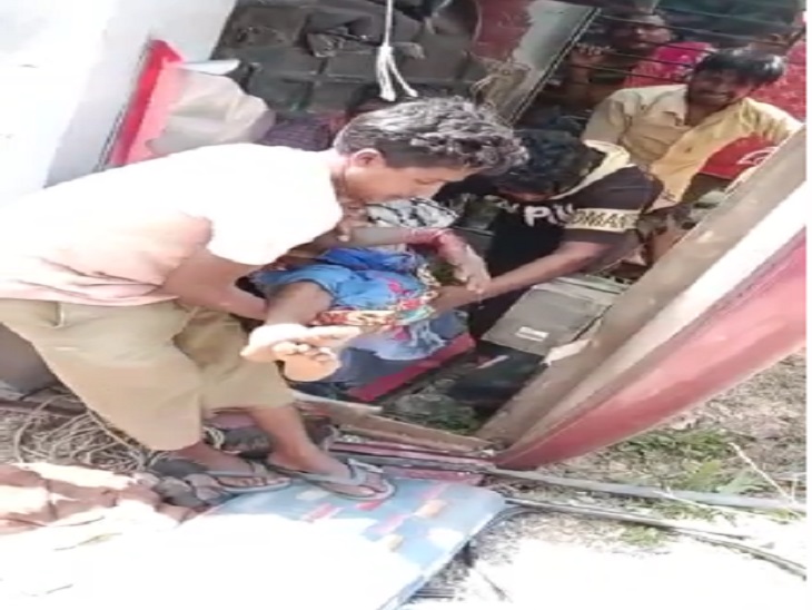 बस के अंदर फंसे लोगों को एक-एक करके निकाला गया है।