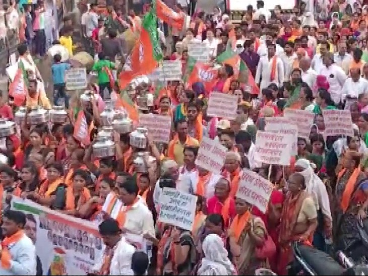 इस रैली में बीजेपी की महिला कार्यकर्ताओं ने खाली बर्तन लेकर प्रोटेस्ट किया है।