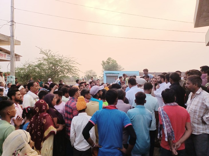विधायक के विरोध में उतरे लोग।