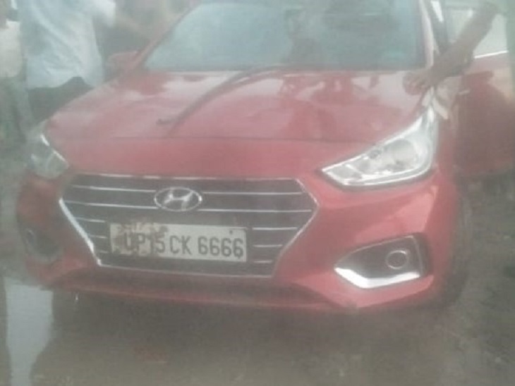 इस कार को चला रही थी महिला बैंककर्मी।