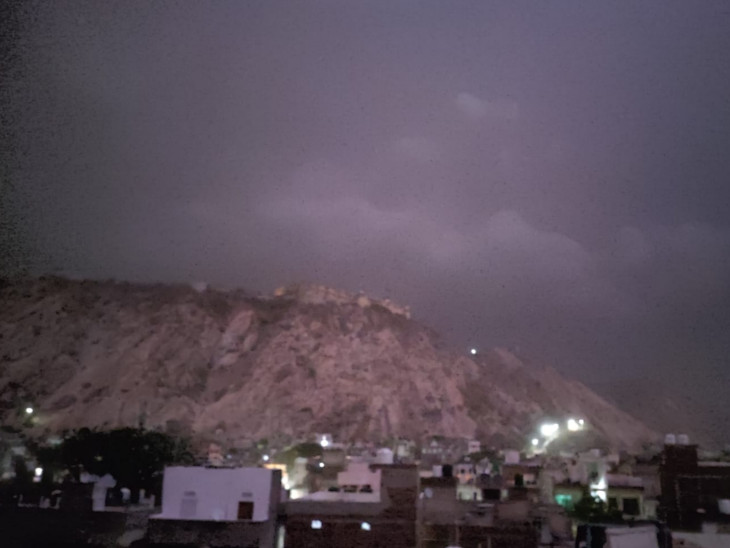 जयपुर में देर रात कड़की जोरदार बिजली से कुछ सेकेंड के लिए उजाला हो गया।