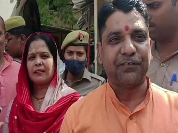ज्ञानवापी प्रकरण से संबंधित नया मुकदमा दर्ज करने वाली किरण सिंह के साथ उनके पति जितेंद्र सिंह बिसेन हैं।