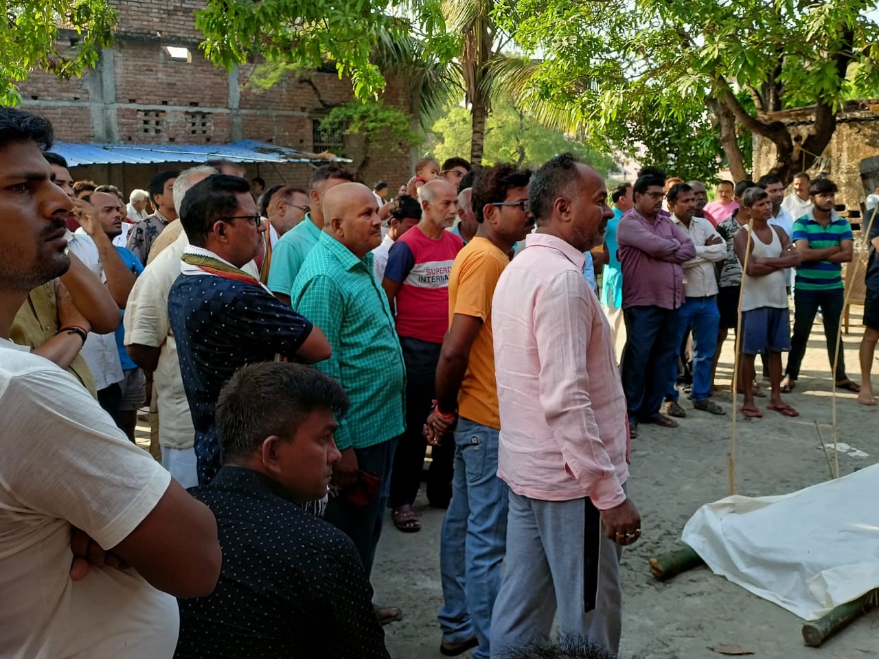 ग्रामीणों की भीड़।