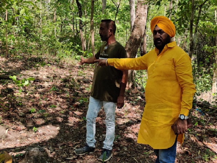 झीरम घाटी में दैनिक भास्कर टीम के साथ पहुंचे बिट्टू और मलकीत सिंह ने घटना का ब्योरा दिया।