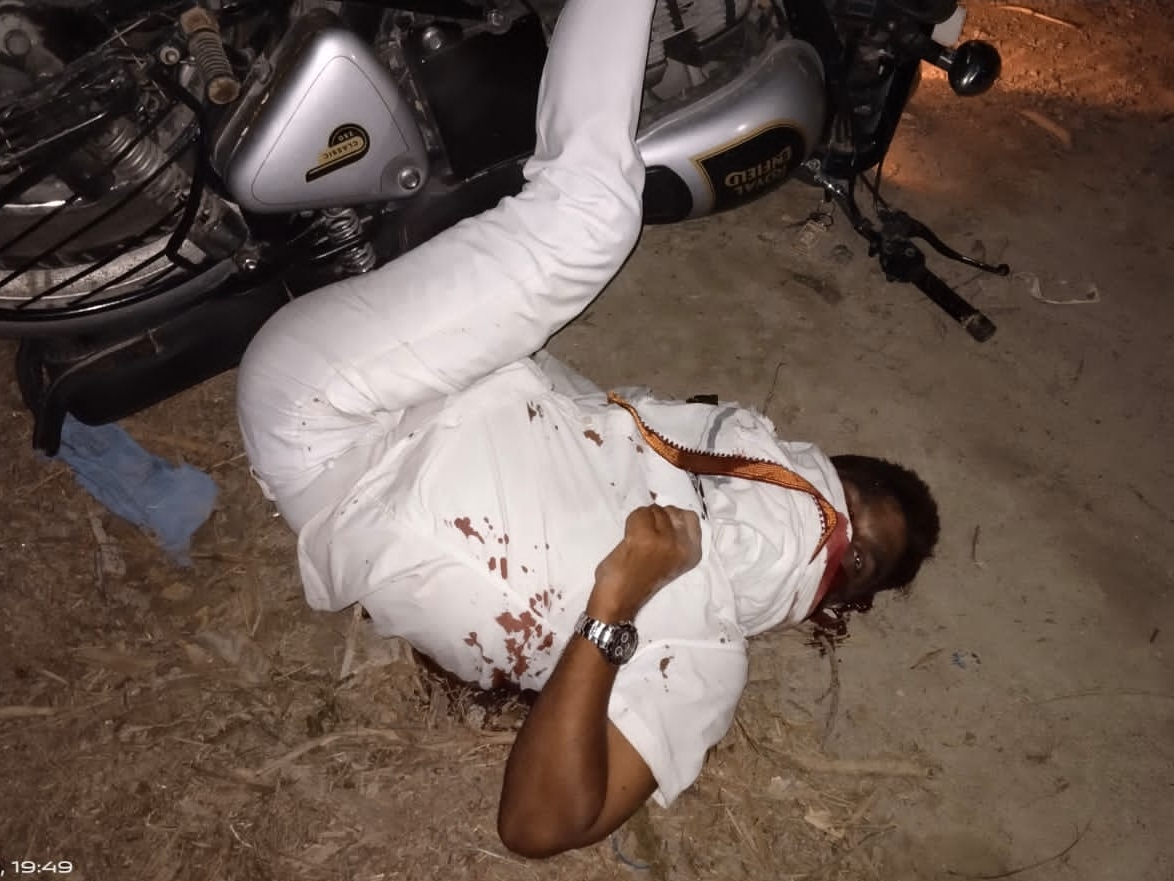 घटनास्थल पर पड़ा शव।
