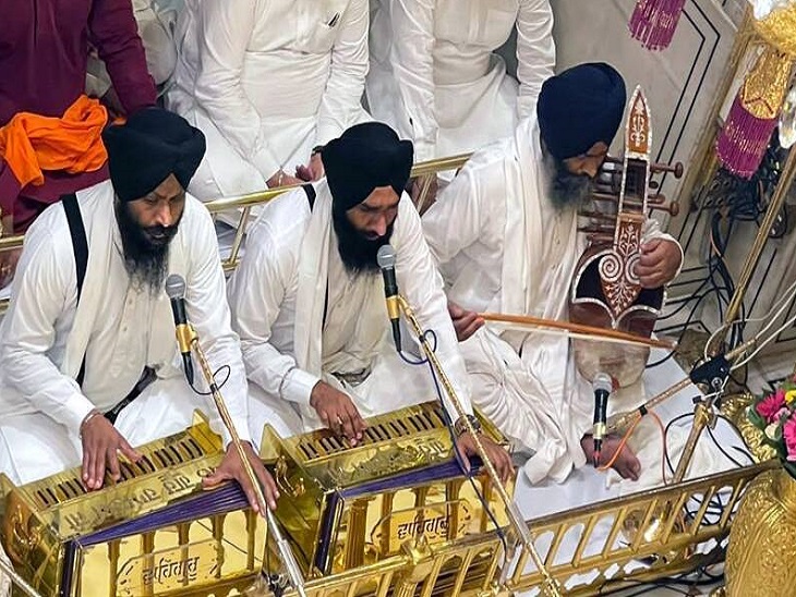गोल्डन टेंपल में रागी जत्था हारमोनियम का प्रयोग करते हुए।