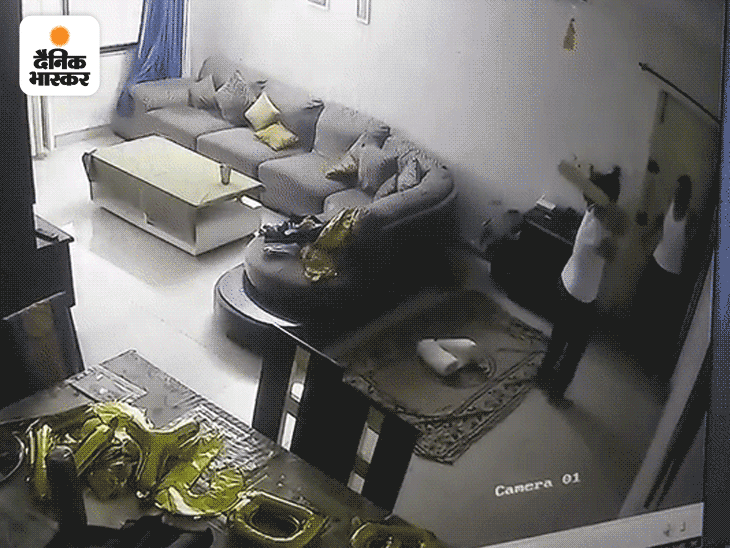 बेटे के लकड़ी के बैट से भी पति को पीटा।