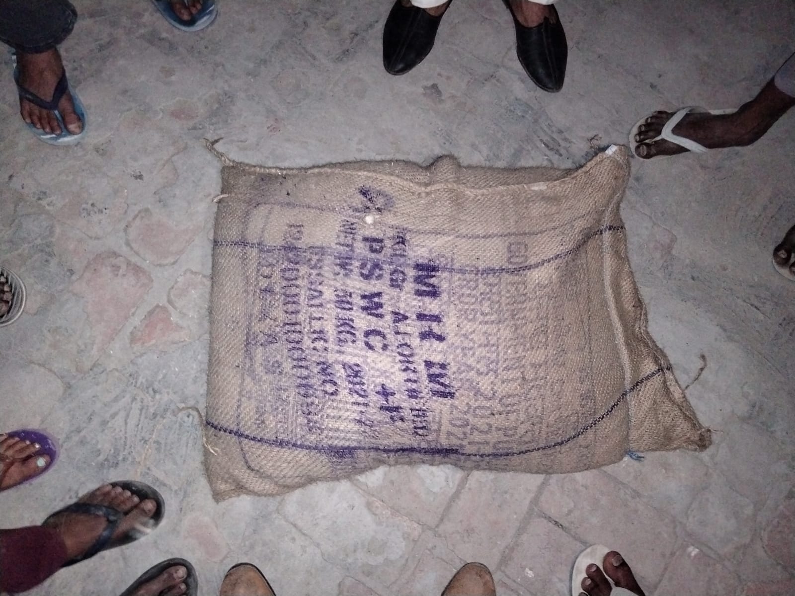 लोगों ने पकड़ा तो बोरी को बाहर ही छोड़ अध्यापक भागा।