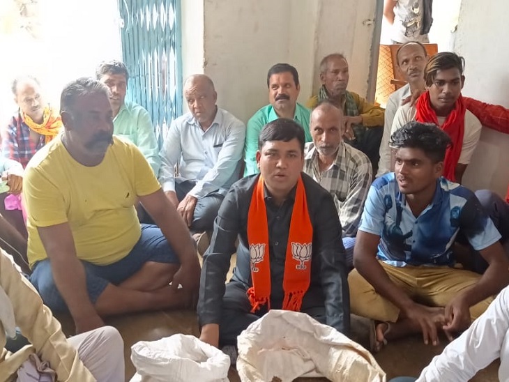 भाजपा अनुसूचित जाति मोर्चा के प्रदेश अध्यक्ष नवीन मारकंडेय पिछले दिनों आरंग की टेकरी सोसायटी में अमानक कम्पोस्ट को लेकर धरने पर बैठ गए थे।