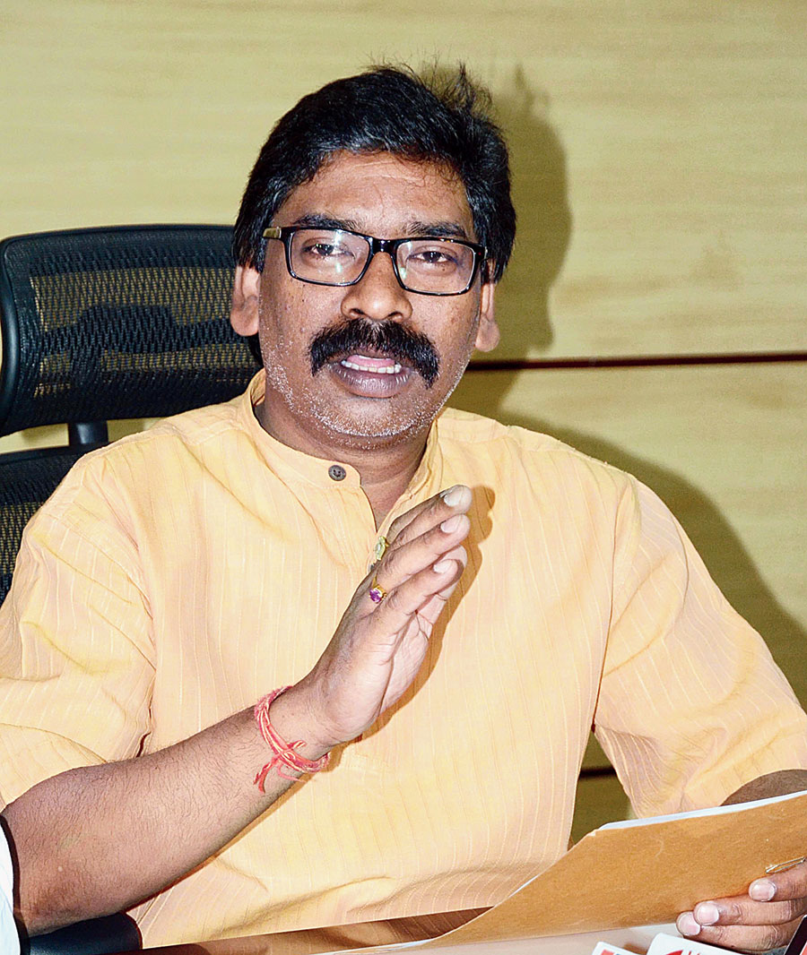 माइनिंग लीज में नाम आने के बाद से ही झारखंड में सियासी सुगबुगाहट तेज है। हेमंत सोरेन से जुड़ा केस को सुप्रीम कोर्ट ने पिछले दिनों हाईकोर्ट ट्रांसफर कर दिया था।