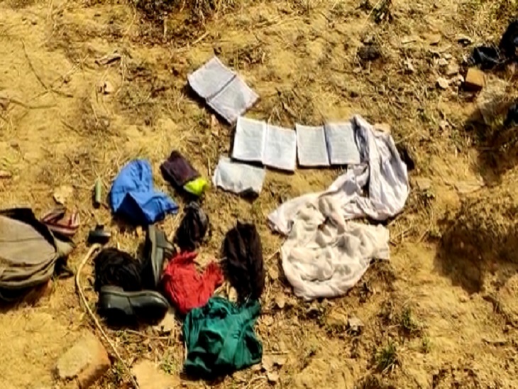 बैग और कुछ कपड़े मिले हैं।