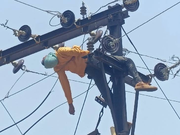 ठेका कर्मचारी की मौत करंट लगने से हो गई। काफी देर तक शव खंभे पर लटका रहा।
