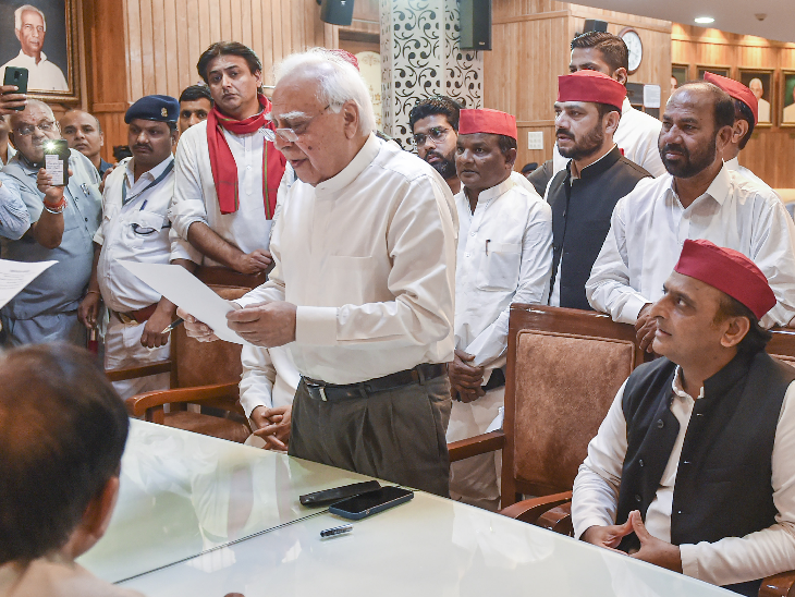 कपिल सिब्बल ने लखनऊ विधान भवन में राज्यसभा के लिए नामांकन किया। इस दौरान वहां उपस्थित सपा प्रमुख अखिलेश यादव।