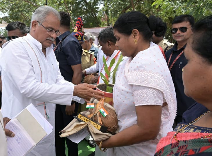 शहीदों के परिजनों से मिलते मुख्यमंत्री।