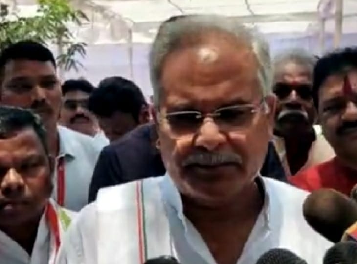 मुख्यमंत्री ने मीडिया से बात की।