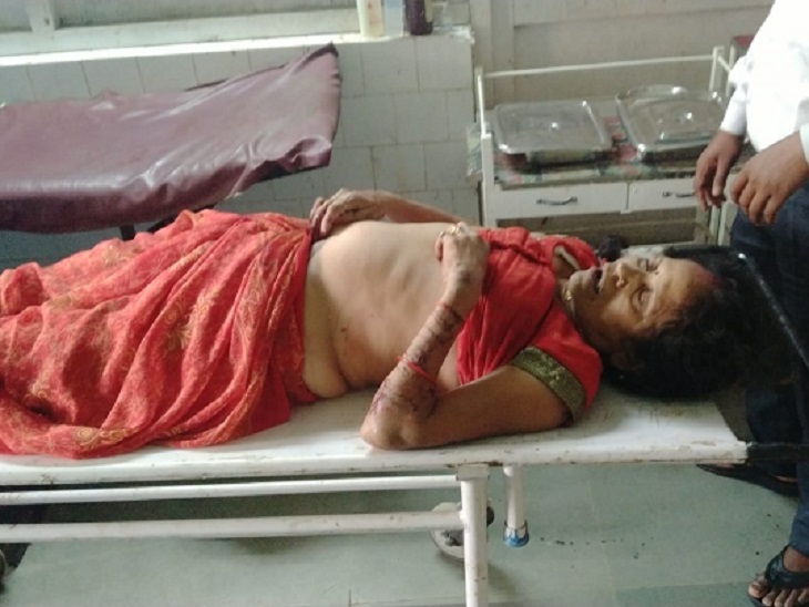 गुड्डी देवी (56) पत्नी सुशील सिंह को डॉक्टरों ने मृत घोषित कर दिया।