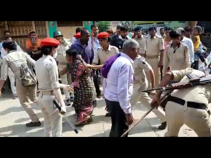 पुलिस ने बल प्रयोग कर लोगों को बाहर निकाला।
