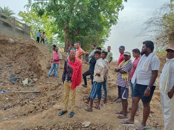 शव मिलने के बाद मौके पर लगी लोगों की भीड़।