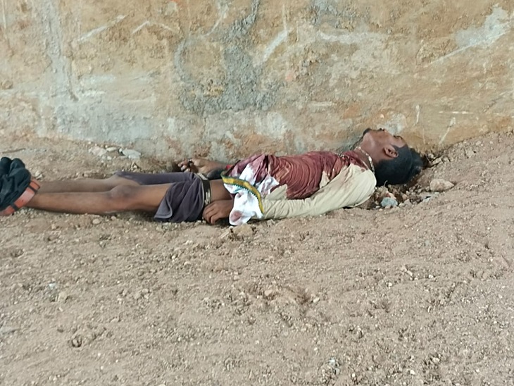 शव को घसीटकर पिलर तक ले जाया गया।