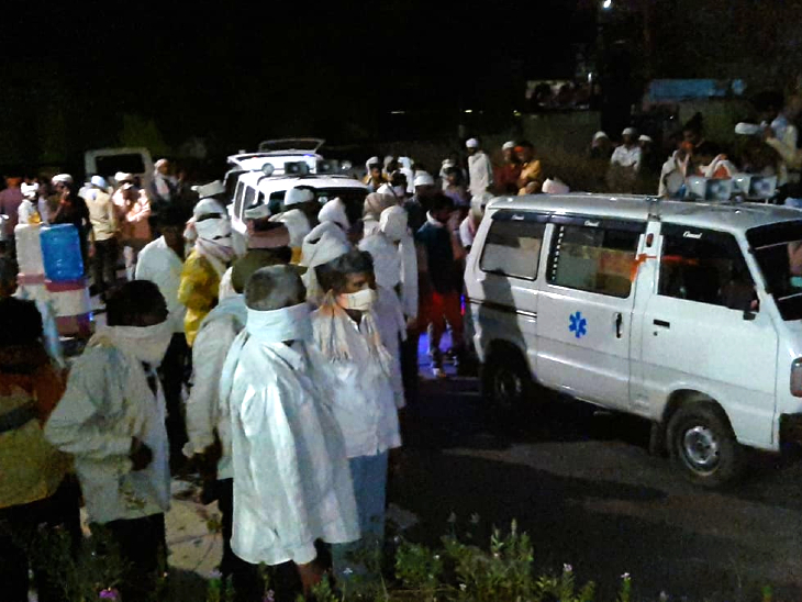 देर रात को खेरवाड़ा डाक बंगले में शवों को लेने के लिए सैंकड़ों ग्रामीण पहुंचे।