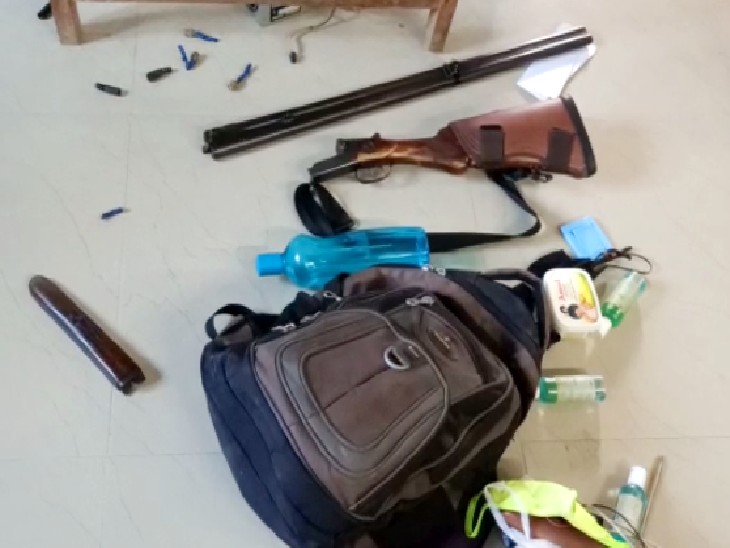 बैंक के गार्ड ने विरोध किया तो उसका रायफल तोड़ दिया और बंधक बना लिया।