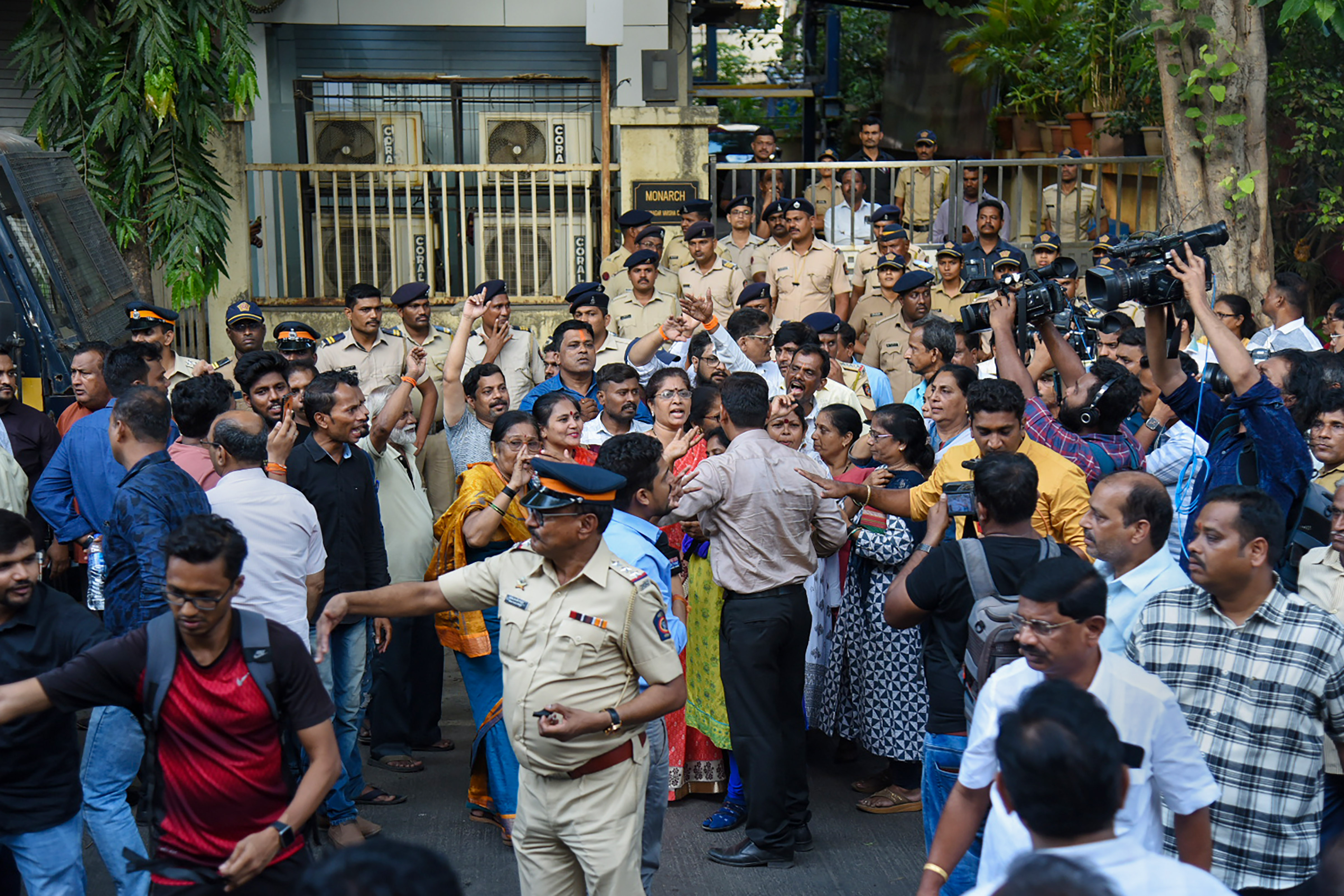 इस कार्रवाई के दौरान शिवसेना कार्यकर्ताओं ने परब के घर के बाहर जमकर हंगामा किया।