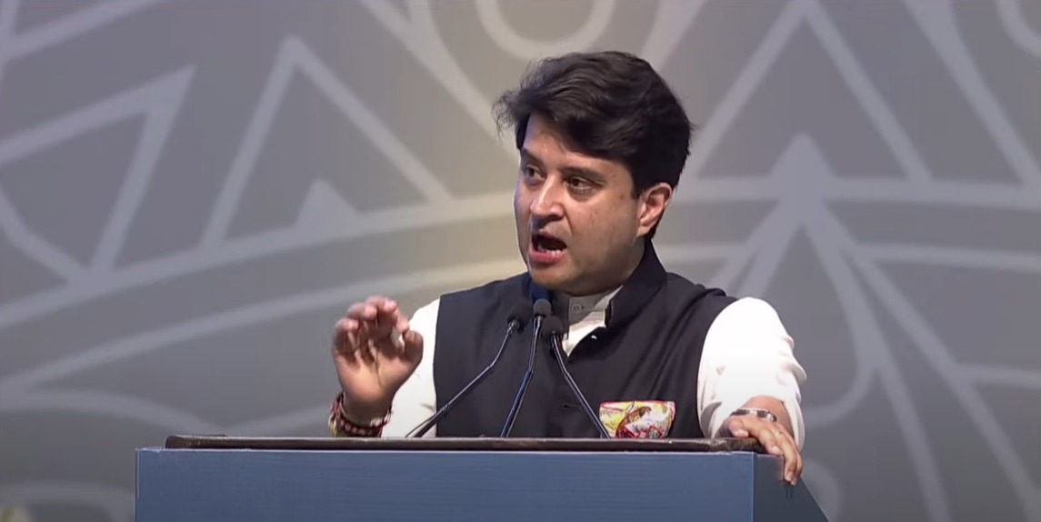 भारत ड्रोन महोत्सव 2022 के दौरान अपनी बात रखते सिविल एविएशन मिनिस्टर ज्योतिरादित्य सिंधिया।