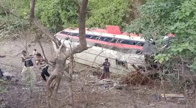 स्थानीय लोगों की सहायता से पुलिस रेस्क्यू ऑपरेशन में जुटी हुई है।