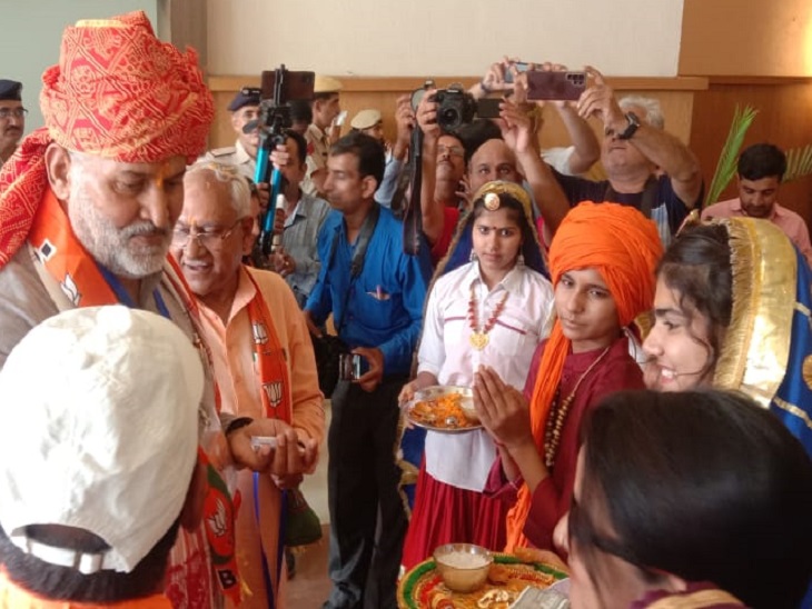 भाजपा कार्यकारिणी की बैठक में पहुंचे पूर्व मंत्री रामबिलास शर्मा।