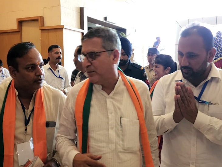 बैठक में पहुंचे जेपी दलाल और अन्य।