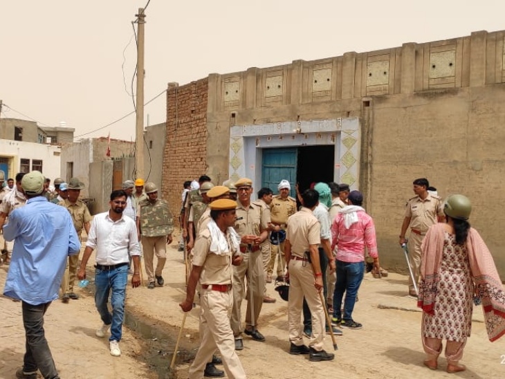हनुमानगढ़ के नेठराना गांव में बिजली कनेक्शन के दौरान मौजूद पुलिस जाप्ता।
