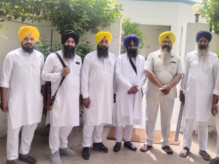तलवंडी साबो में जत्थेदार के घर के बाहर तैनात SGPC के सुरक्षाकर्मी