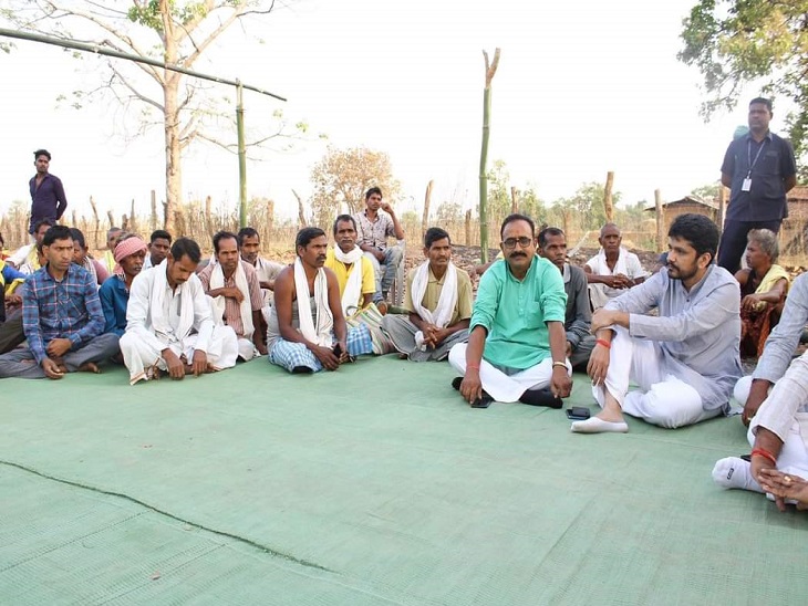 परसा कोल ब्लॉक में खनन के खिलाफ हरिहरपुर में आंदोलन कर रहे ग्रामीणों से आदित्येश्वर शरण सिंहदेव ने पिछले महीने मुलाकात की थी।