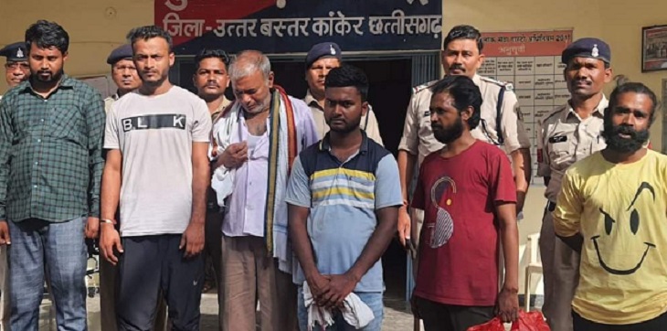 पुलिस गिरफ्त में आरोपी।