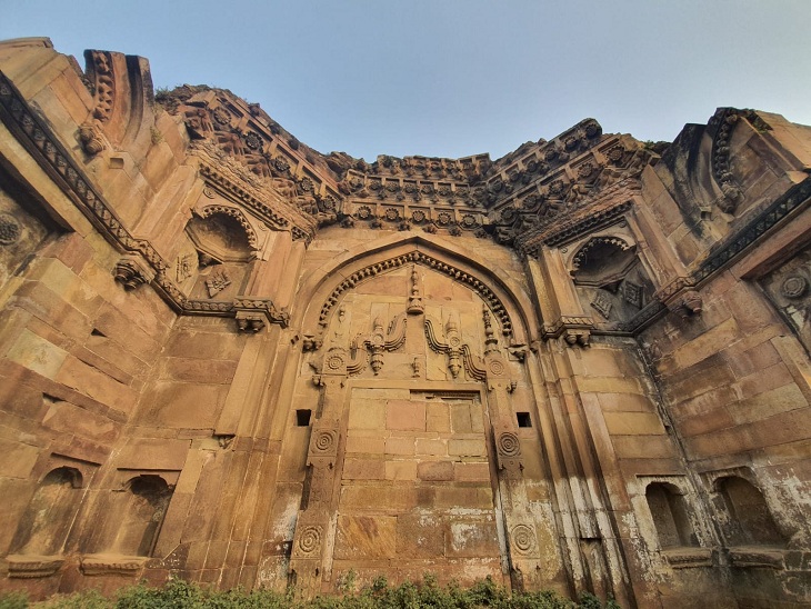 विश्व वैदिक सनातन संघ की ओर से ज्ञानवापी प्रकरण को लेकर सात मुकदमे अदालत में दाखिल किए गए हैं। उनमें से दो केस की आज सुनवाई है।