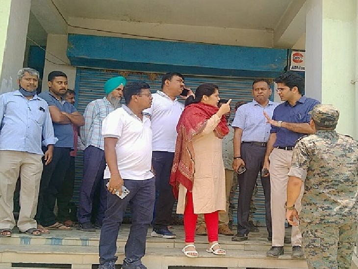 मौके पर पहुंचीं उपायुक्त।