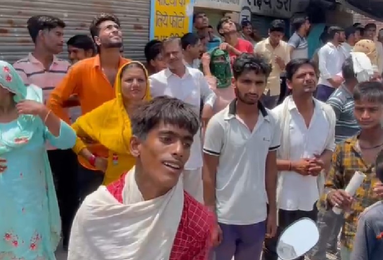 मौके पर मौजूद ग्रामीण।