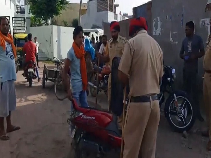 वाहनों को चेक करते पुलिस के जवान