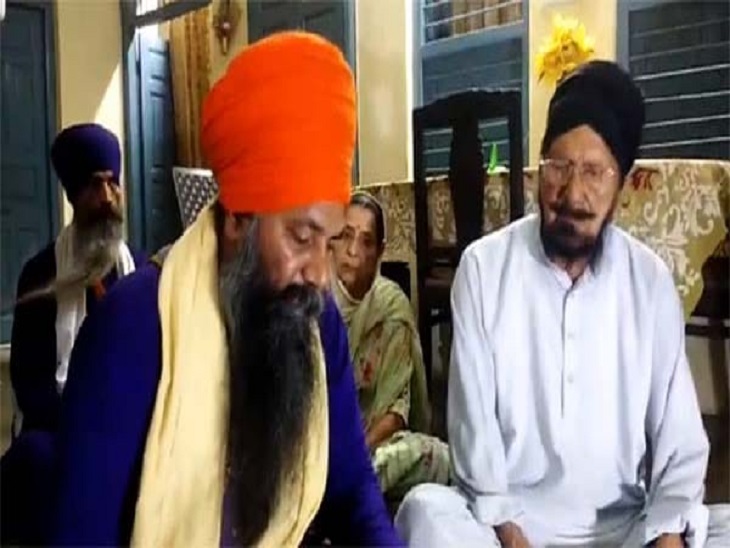 परिवार से बातचीत करते हुए सत्कार कमेटी के सदस्य।
